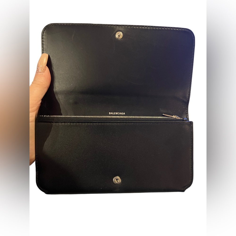 Balenciaga
Cash Thin Money Wallet
Like New! Great Condition! - Picture 8 of 10